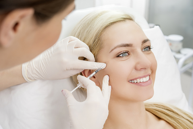 Ästhetische Faltenbehandlung Ästhetische Faltenbehandlung